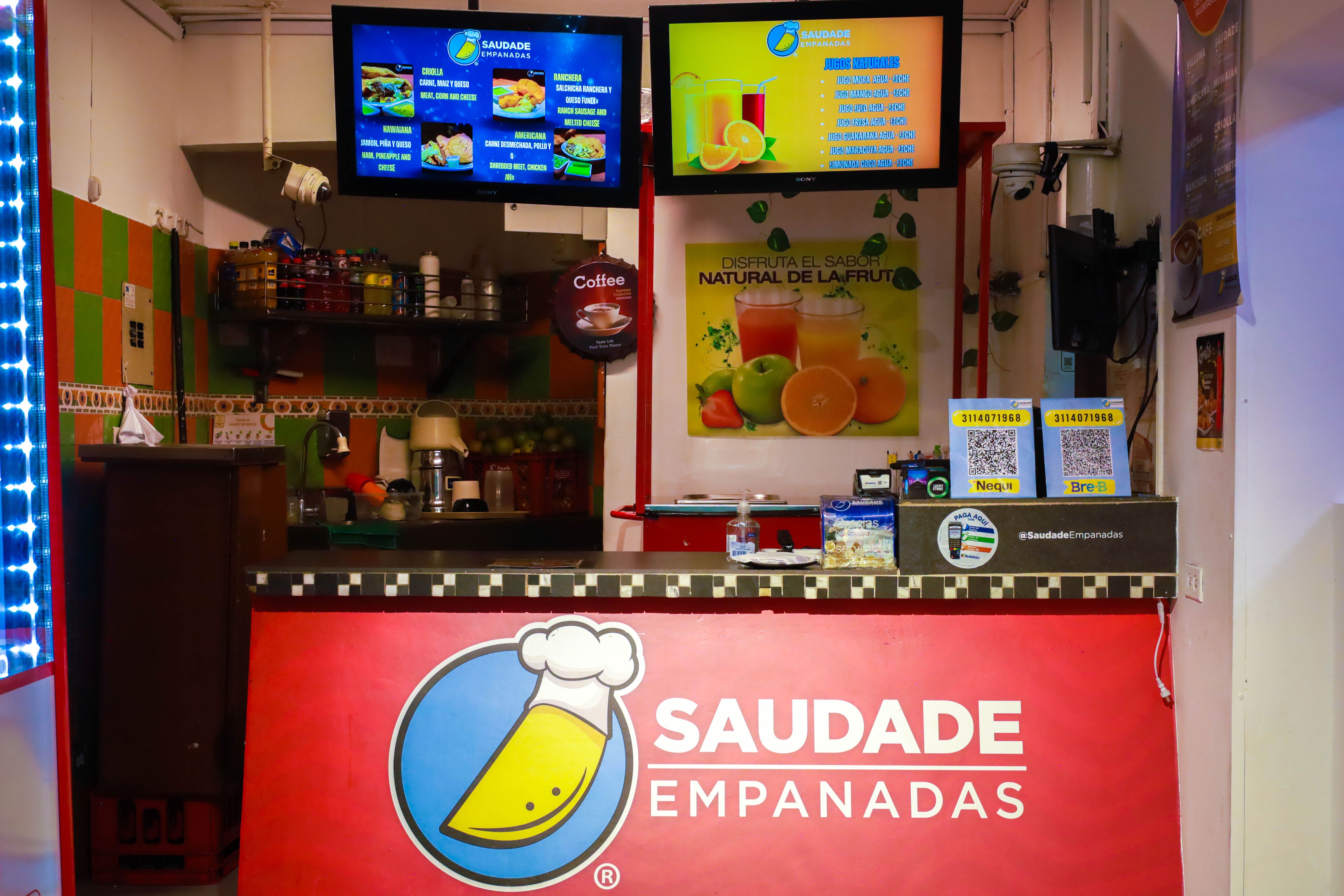 Mostrador y atención al cliente en Saudade Empanadas