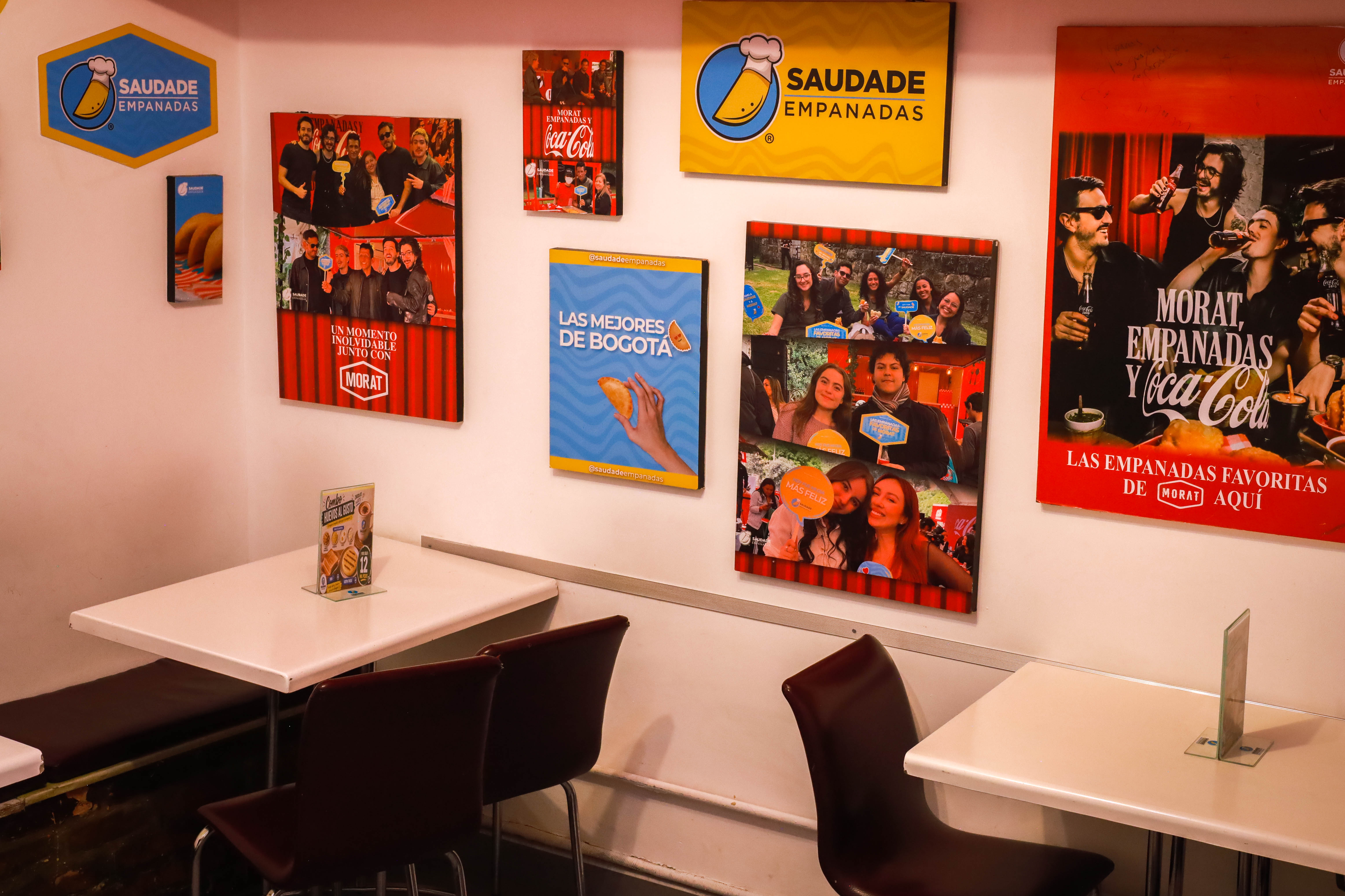Comedor de Saudade con clientes disfrutando las empanadas