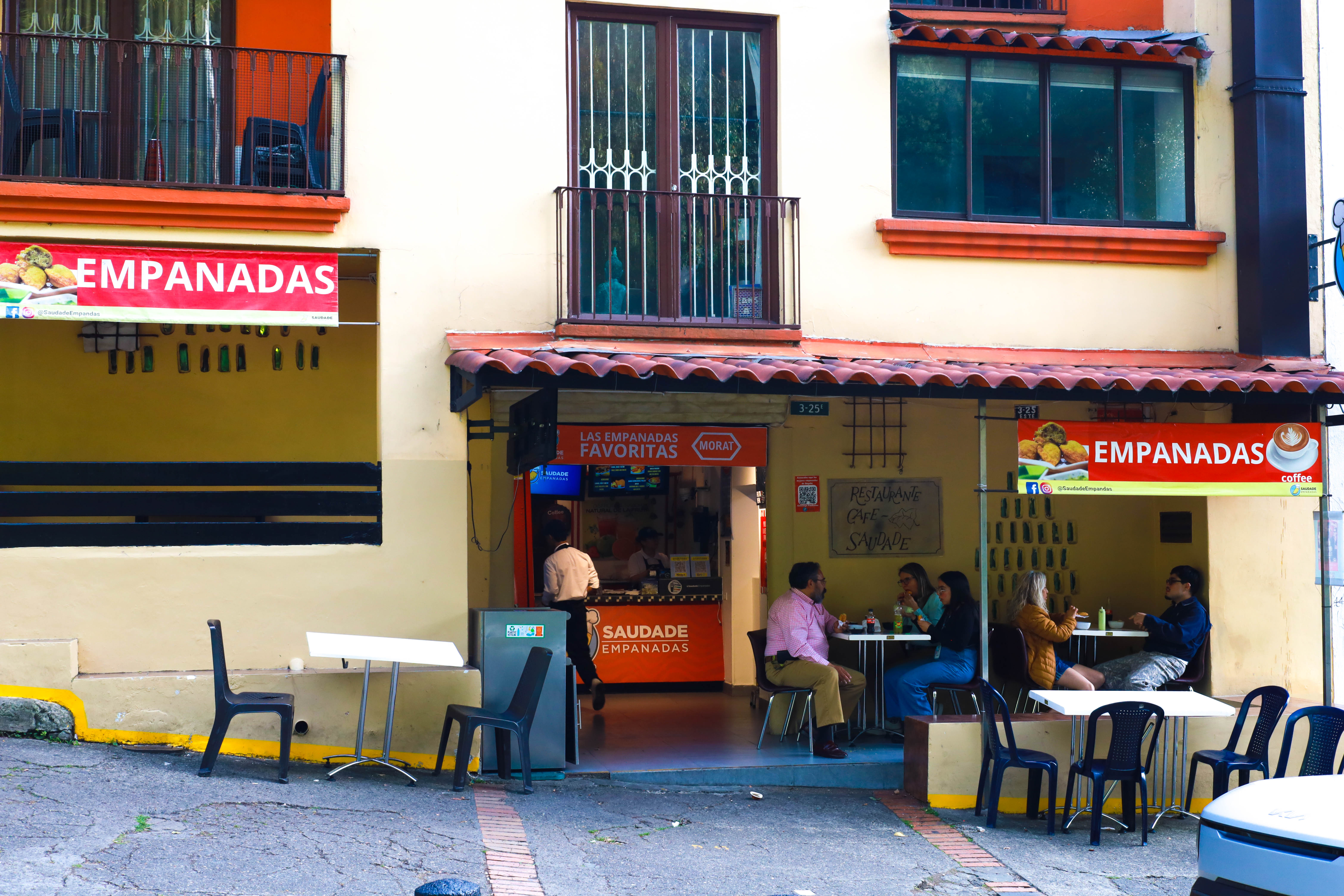 Fachada del local Saudade Empanadas en el corredor universitario