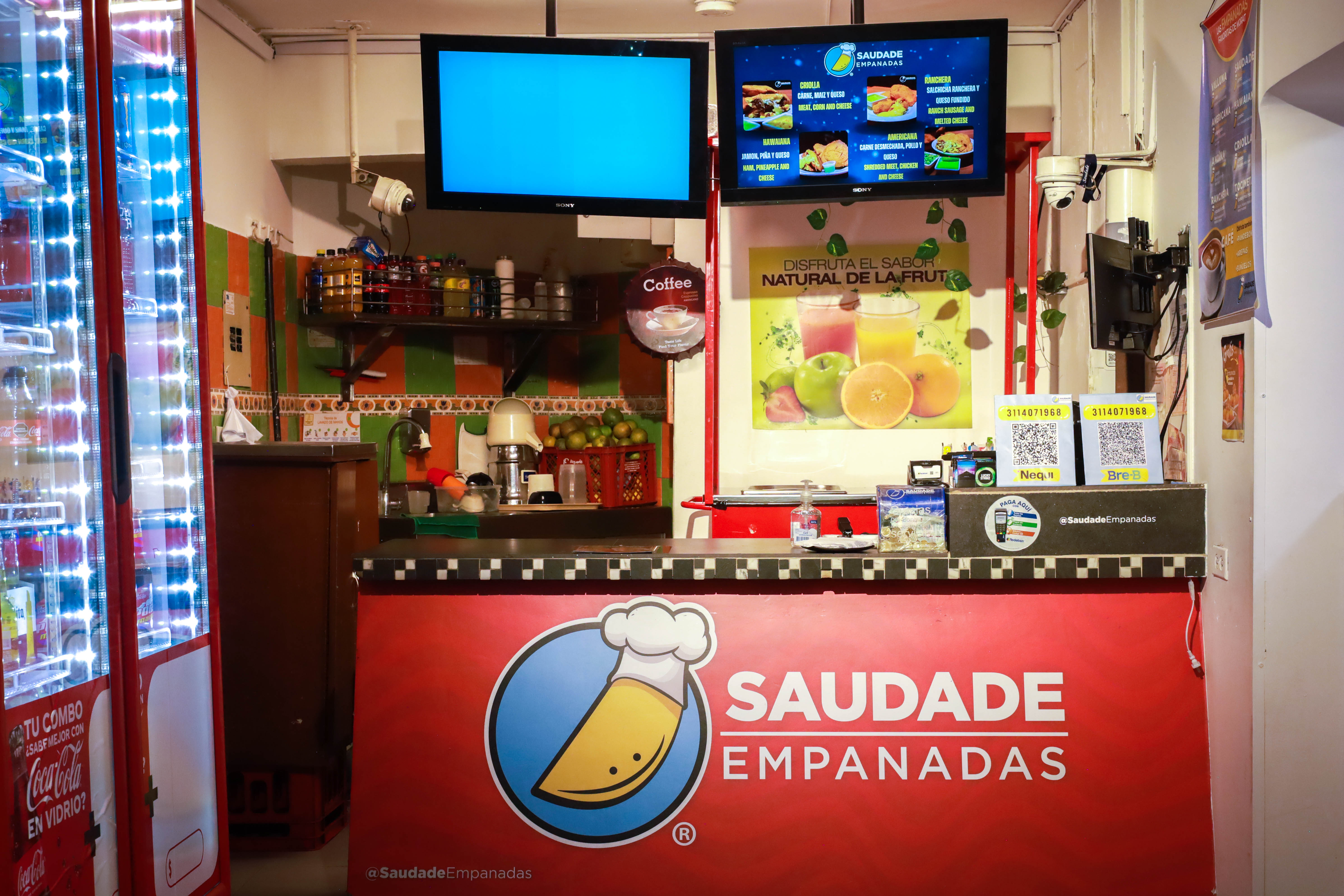 Interior del restaurante Saudade con mesas y ambientación